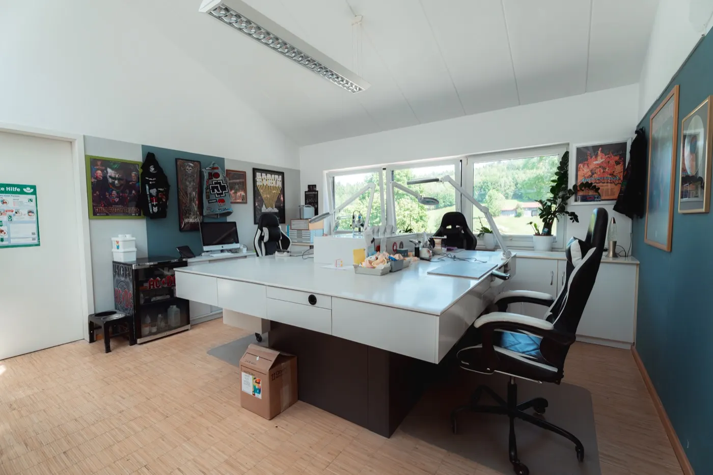 Arbeitstisch im Dentallabor Starlab Dental in Huglfing